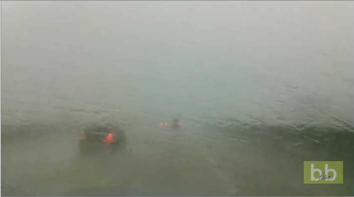 Un camion frappé par la foudre en pleine route