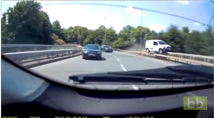 Une camionnette glisse sur une barrière d’un pont