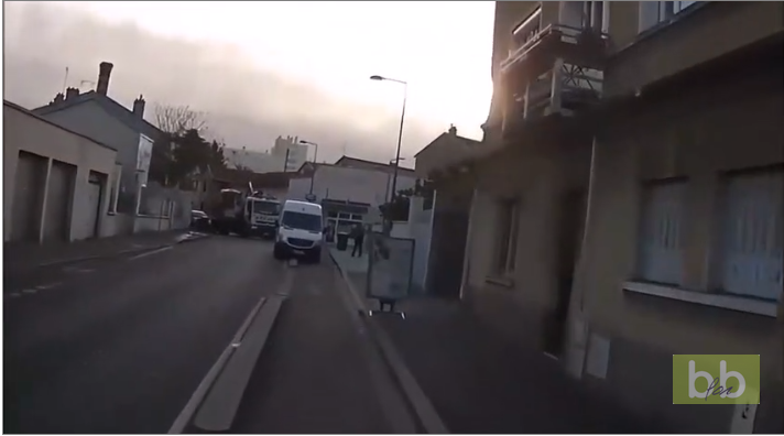 Cette camionnette renverse volontairement un vélo