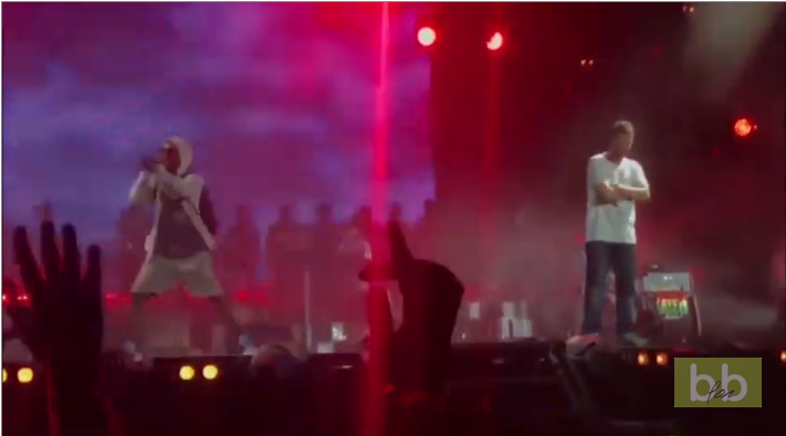 Un rappeur fait une lourde chute sur scène pendant un concert de Gorillaz