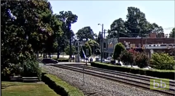 Un conducteur se retrouve sur les rails au moment ou la barrière se baisse et ne bouge plus…