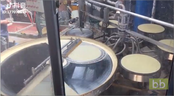 Cette machine fait des crêpes à la chaine et c’est génial !