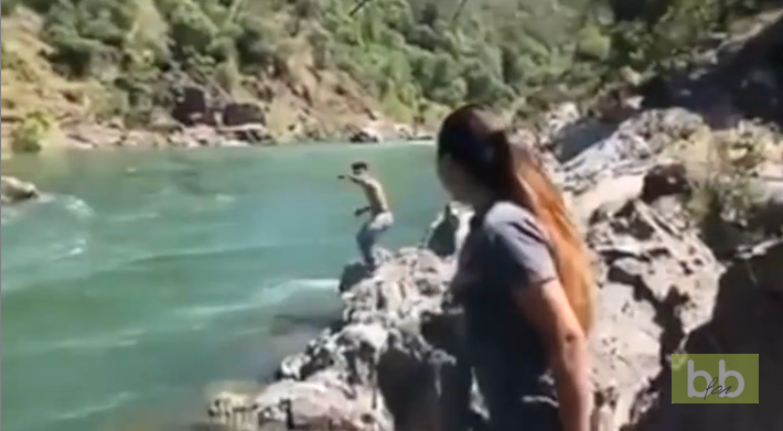 Il saute à l’eau et se fait emporter par le courant…