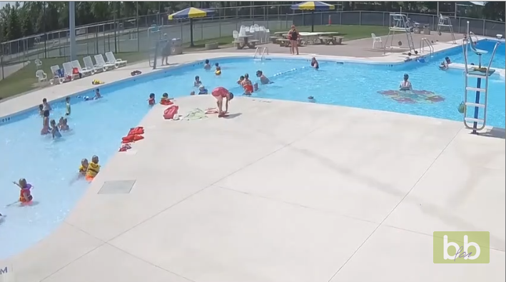 Un maitre-nageur attentif sauve un enfant qui est en train de se noyer dans une piscine