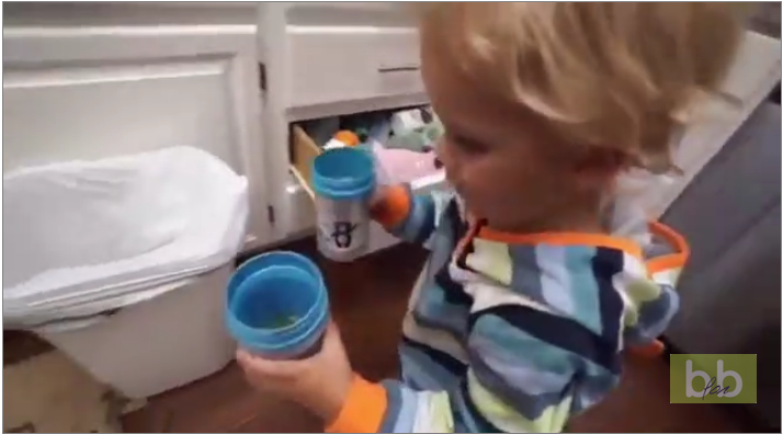 Un enfant très maladroit fait tomber ses verres de jus d’orange