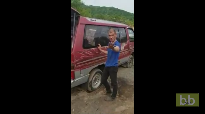 Ce Russe est persuadé qu’il peut exploser une vitre de voiture avec sa tête