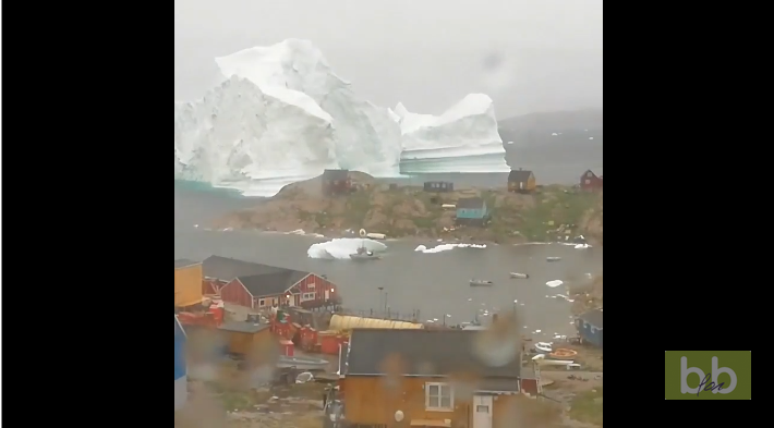 Un gigantesque iceberg dérive près d’un village au Groenland