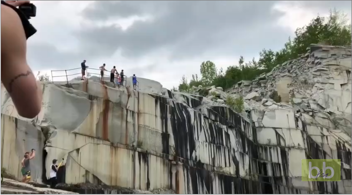 Un homme saute dans l’eau depuis une falaise de 34m de haut