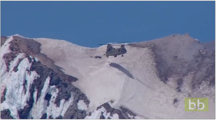 Un pilote d’hélicoptère se pose seulement sur l’arrière pour sauver des alpinistes
