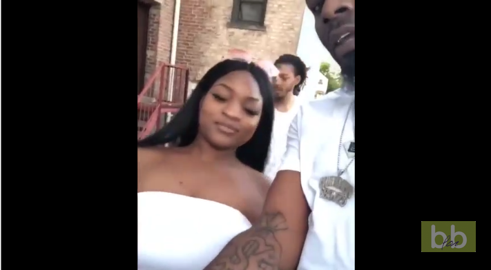 Une fille met un serpent au fond de sa gorge…