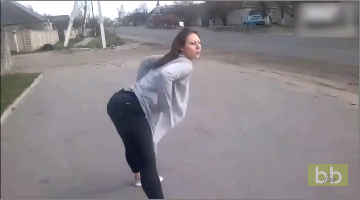 Elle se met à twerker en bord de route et provoque un accident !
