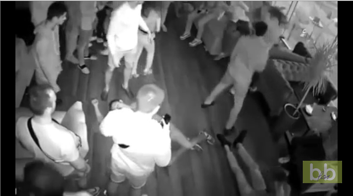 En Russie un homme met KO 5 jeunes dans une boite de nuit