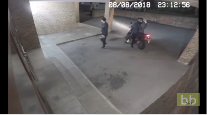 Un cambrioleur balance une brique pour briser une vitrine et met KO son complice