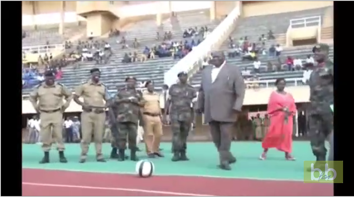Le Ministre des Sports ougandais se ridiculise en tirant dans un ballon avant un match de football