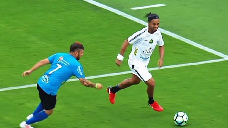 Ronaldinho le GÉNIE du foot DRIBLE comme un DIEU (compilation)