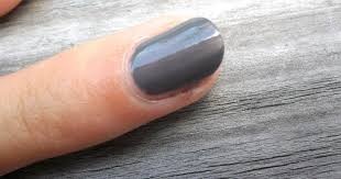 SI VOUS VOYEZ UN HOMME AVEC UN ONGLE VERNIS, VOICI CE QUE CELA SIGNIFIE