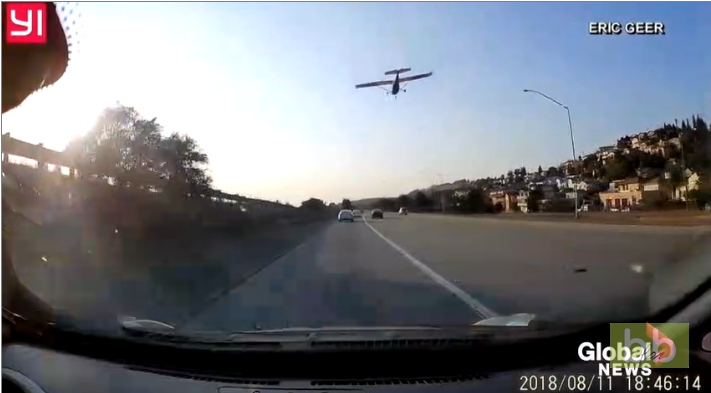 En Californie un avion en panne atterrit d’urgence au milieu de la circulation sur une autoroute