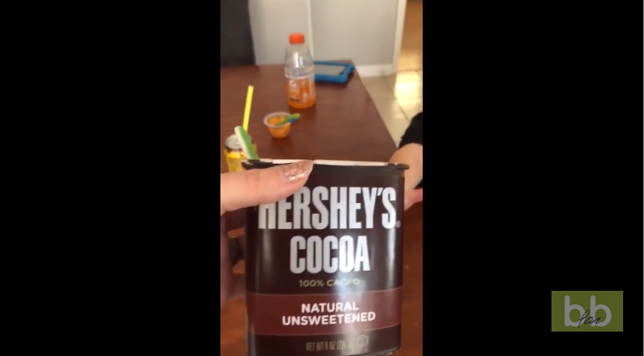 Un enfant goûte du cacao en poudre 100%