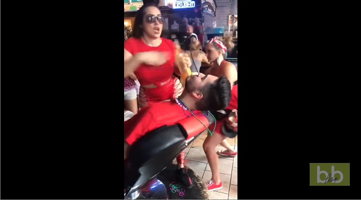 Une barmaid n’apprécie pas du tout qu’une fille vienne lui mettre une fessée pendant son show