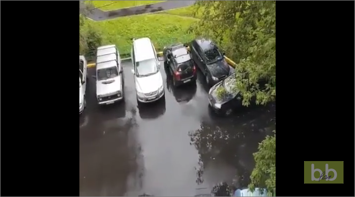 Un grand père pousse sa voiture pour sortir d’une place de parking