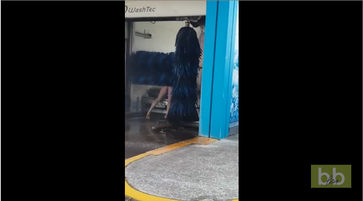 Un homme nu dans une une station de lavage