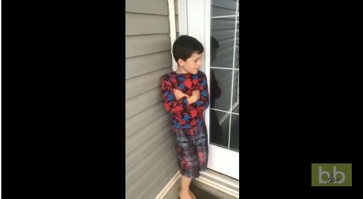Un enfant se met sur la terrasse pour voir les éclairs mais il a une mauvaise surprise