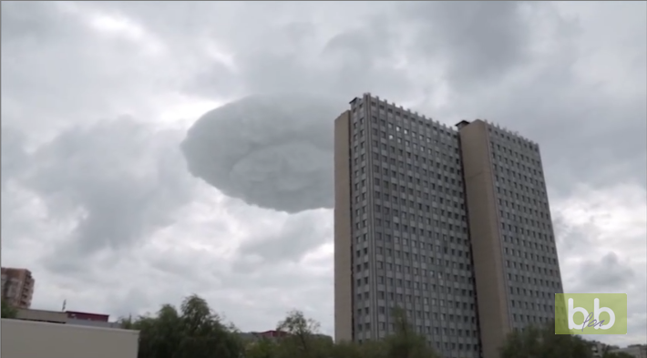 Un nuage en forme de soucoupe volante passe dans le ciel de Moscou
