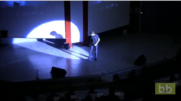 Un jeune humoriste fait un sketch très gênant devant des étudiants