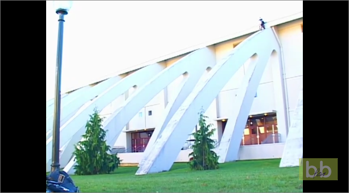 Un jeune veut descendre l’arche d’un bâtiment en BMX et fait une très très grosse chute