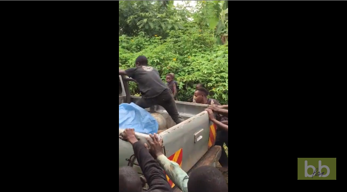 Cet homme croit vraiment qu’il aide ses potes à pousser une voiture