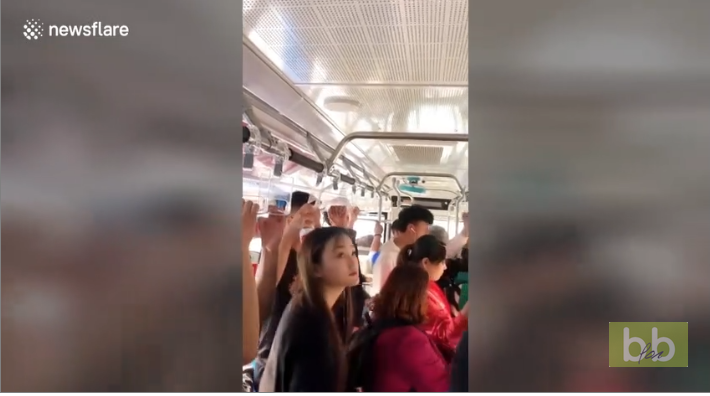 Femme ventouse dans un bus en Chine