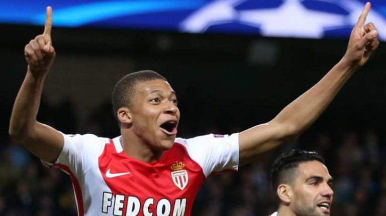 Mbappé RIDICULISE les joueurs sur un terrain de FOOT