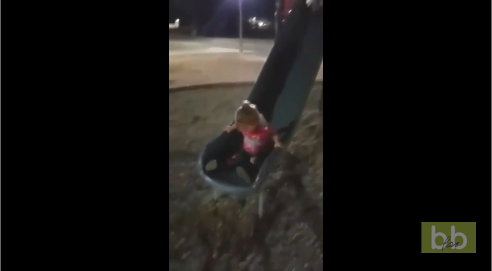 Une petite fille très prudente et petit garçon beaucoup moins…