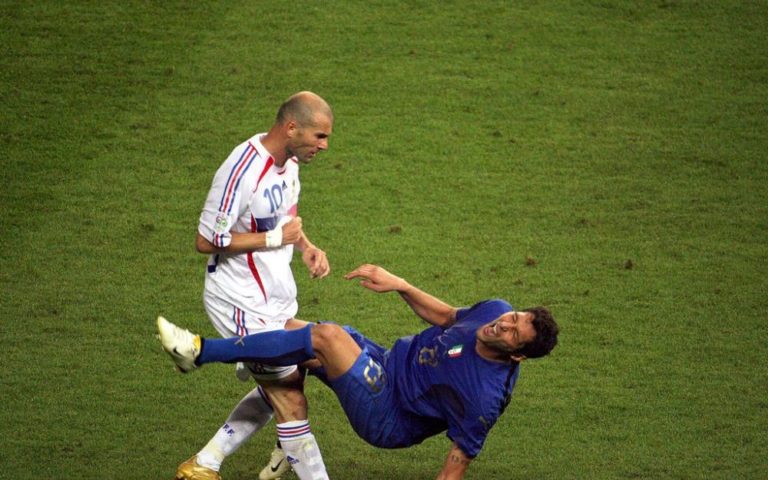 Zinedine Zidane ridiculise ses ADVERSAIRES sur un TERRAIN de Foot