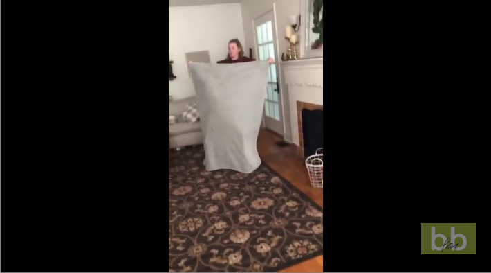 La blague de la personne invisible à une petite fille n’est pas une très bonne idée