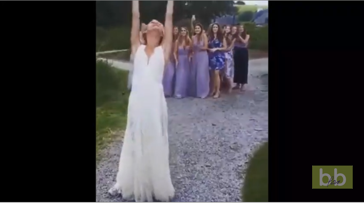 La réaction épic d’un homme quand sa copine attrape le bouquet de la mariée