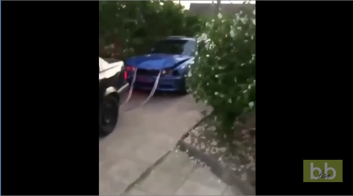 Voici la méthode de la cité pour réparer un capot de voiture