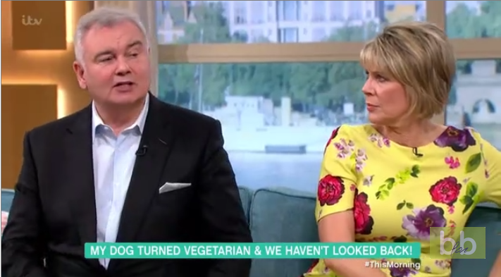 Une femme prétend que son chien est végétarien à la TV mais des présentateurs font un test pour vérifier