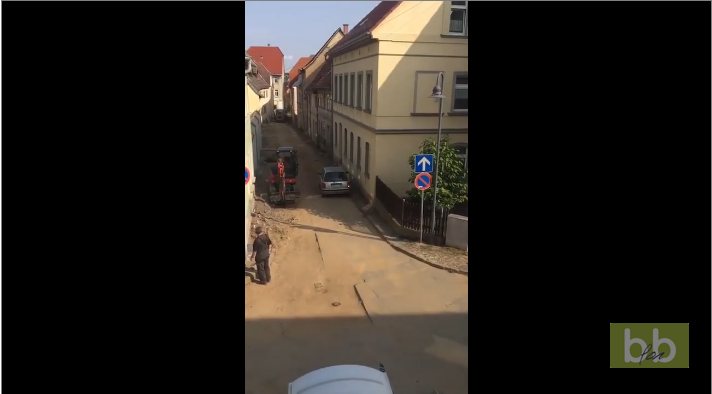 Ce conducteur a un comportement surprenant avec sa voiture