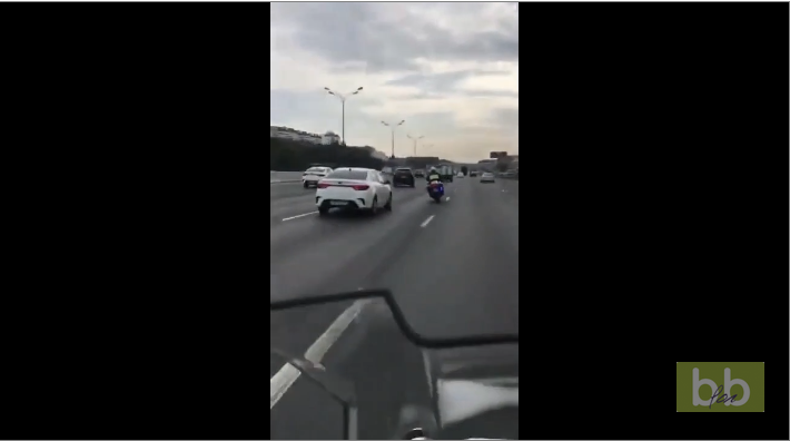 Une conductrice ivre se fait repérer par la police et percute une glissière de sécurité