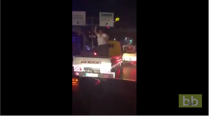 Une femme s’éclate à l’arrière d’un pickup mais elle va le regretter