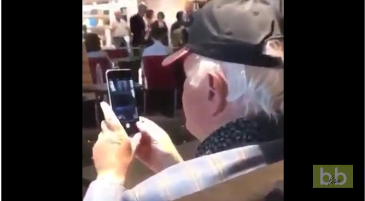 Un papy se fait griller en train de prendre en photo les fesses d’une femme