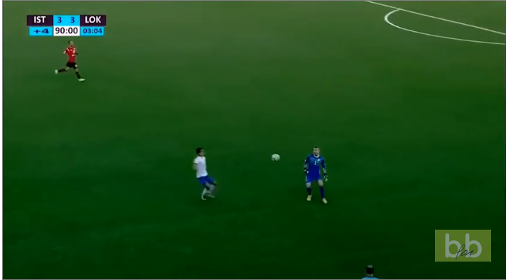 Un gardien fait une terrible boulette dans les arrêts de jeu…