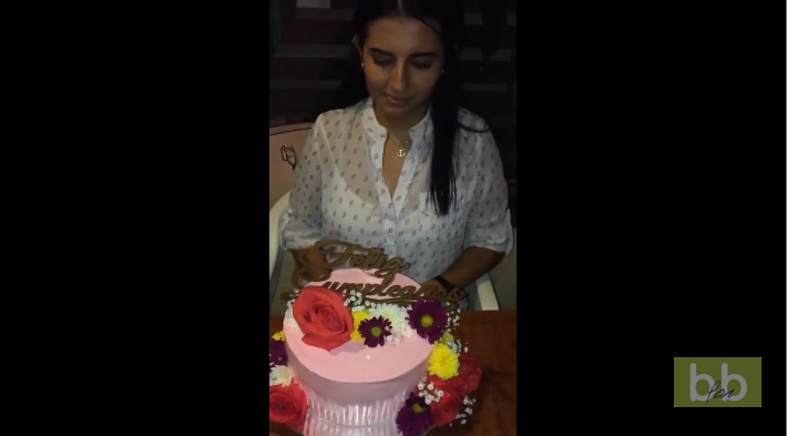 Cette fille a une très très grosse surprise dans son gâteau d’anniversaire