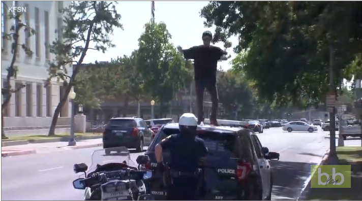 Un homme saccage une voiture de police mais va vite le regretter