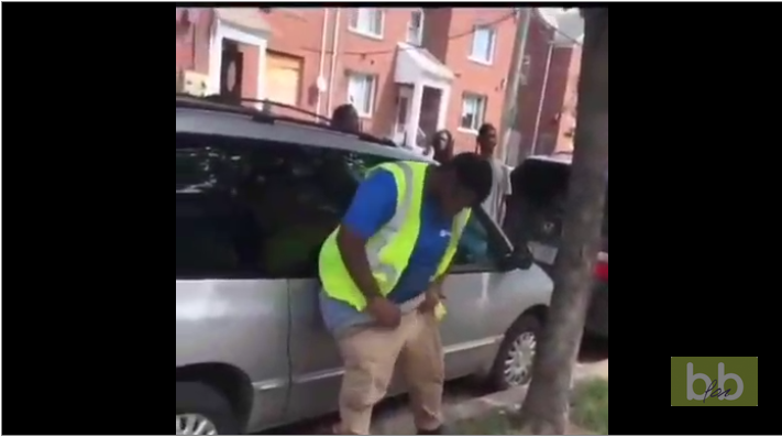 Effrayé par la sirène, cet homme court… mais complètement ivre !!