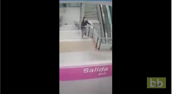 Un jeune ivre fait une énorme chute dans les escaliers du métro