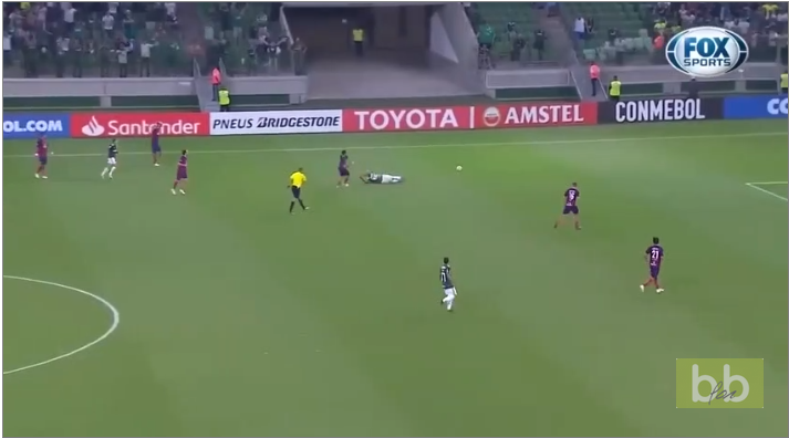 Un joueur Brésilien enchaine les simulations ridicules et se fait sortir carton rouge