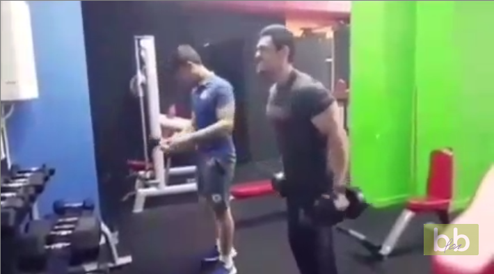 Il fait de la musculation avec les bras à l&rsquo;envers… Bizarre !