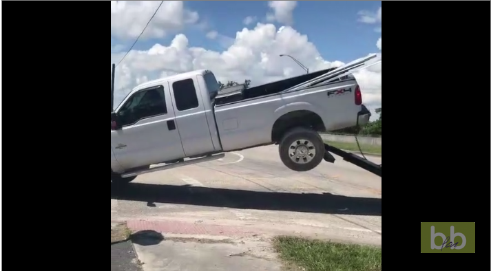 Ce pick-up tente d&rsquo;arracher la bar de la voiture de la fourrière